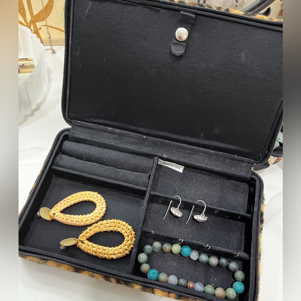 Jewelry Box- Zipper Closure - Picture 4 of 7